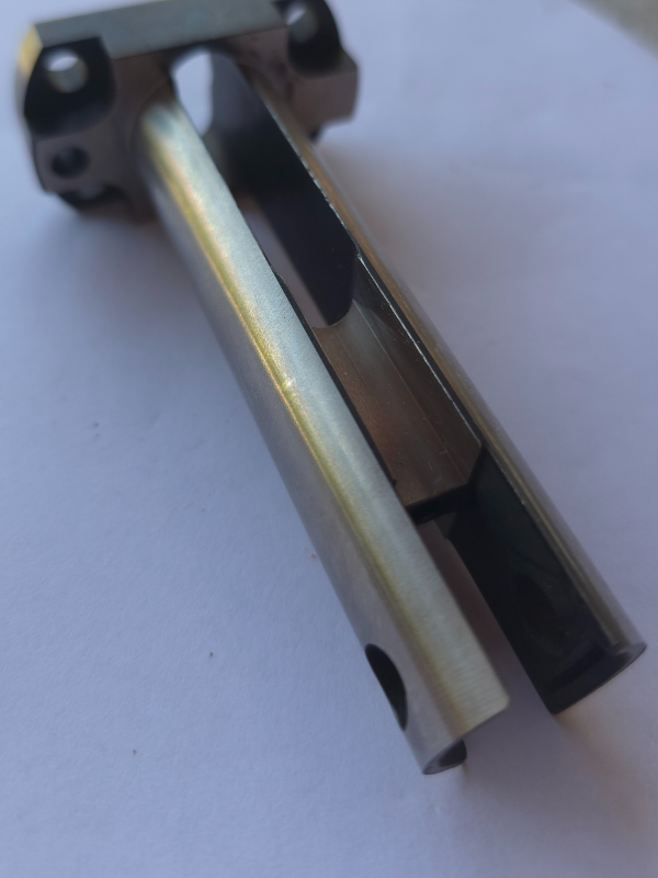 Szerszámacél megmunkálás fogók vágóeszközök CNC esztergálás példa